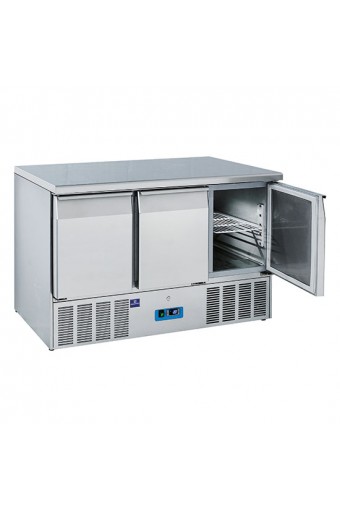 Banco refrigerato professionale con piano inox e vano refrigerato 3 porte - GN1/1 +4/+10°C Banco refrigerato professionale con piano inox e vano refrigerato 3 porte - GN1/1 +4/+10°C